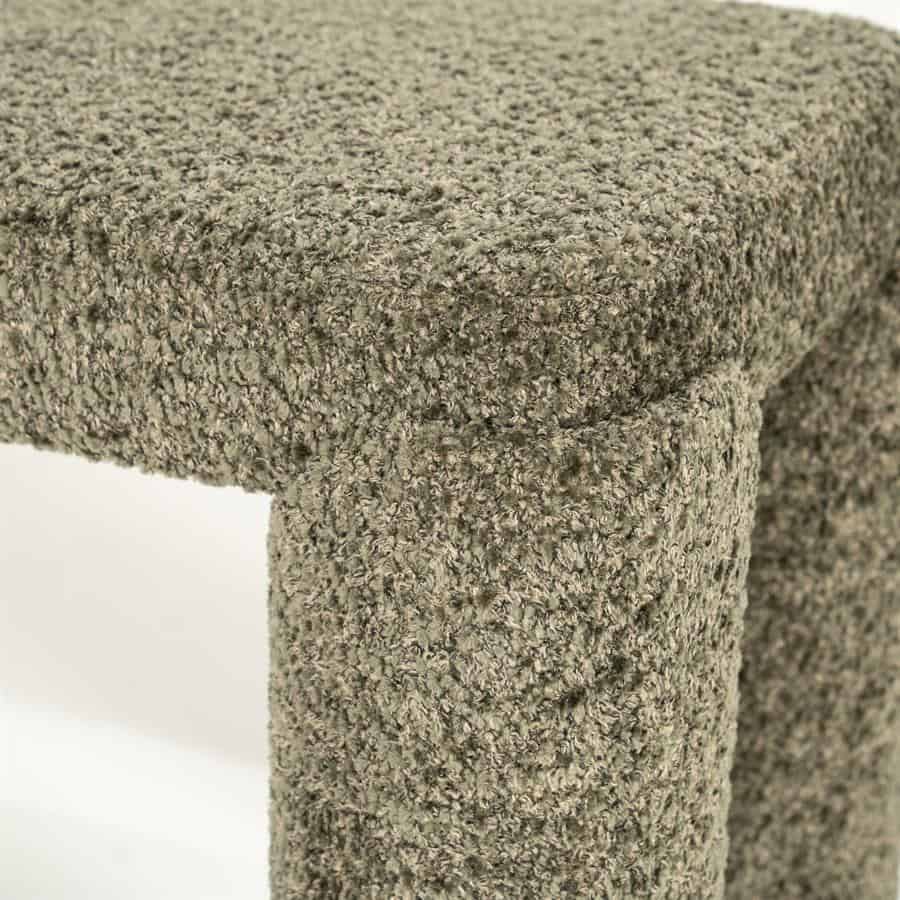Stofrijke meubelstof in een beige kleur, close-up van een meubelstuk van Mokana Meubelen.