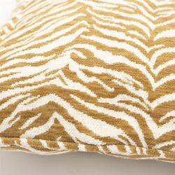 Zebra print sierkussen in beige en wit, perfect voor modern interieur en bankdecoratie.