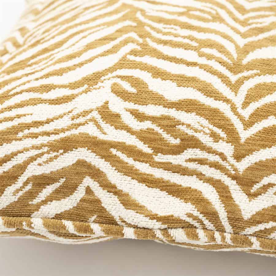 Zebra print sierkussen in beige en wit, perfect voor modern interieur en bankdecoratie.