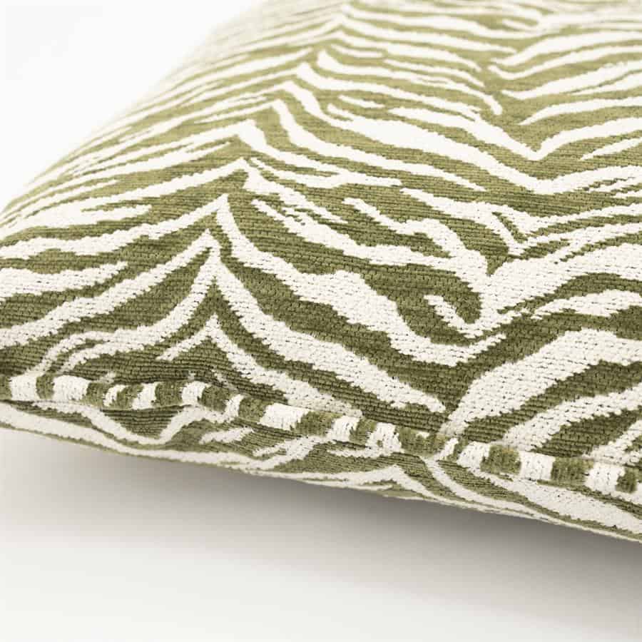 ZebraPrint kussen met groene en witte patronen, perfect voor modern meubilair en interieurdecoratie.