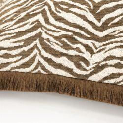 Zebra print tapijt met bruin en wit patroon en kwastje rand, ideaal voor woonkamer of slaapkamer.