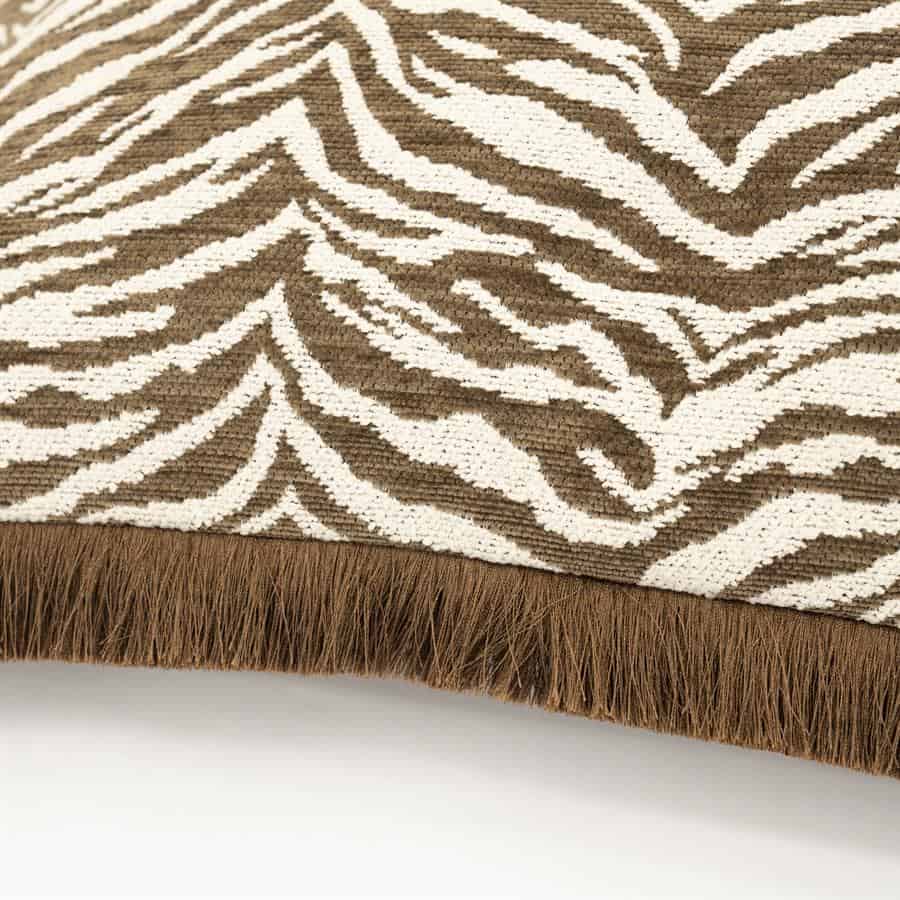 Zebra print tapijt met bruin en wit patroon en kwastje rand, ideaal voor woonkamer of slaapkamer.
