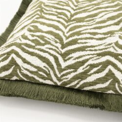 Zebraprint sierkussen met groene en witte kleuren, prachtig gevlochten textuur, perfect voor een stijlvolle en comfortabele zithoek.