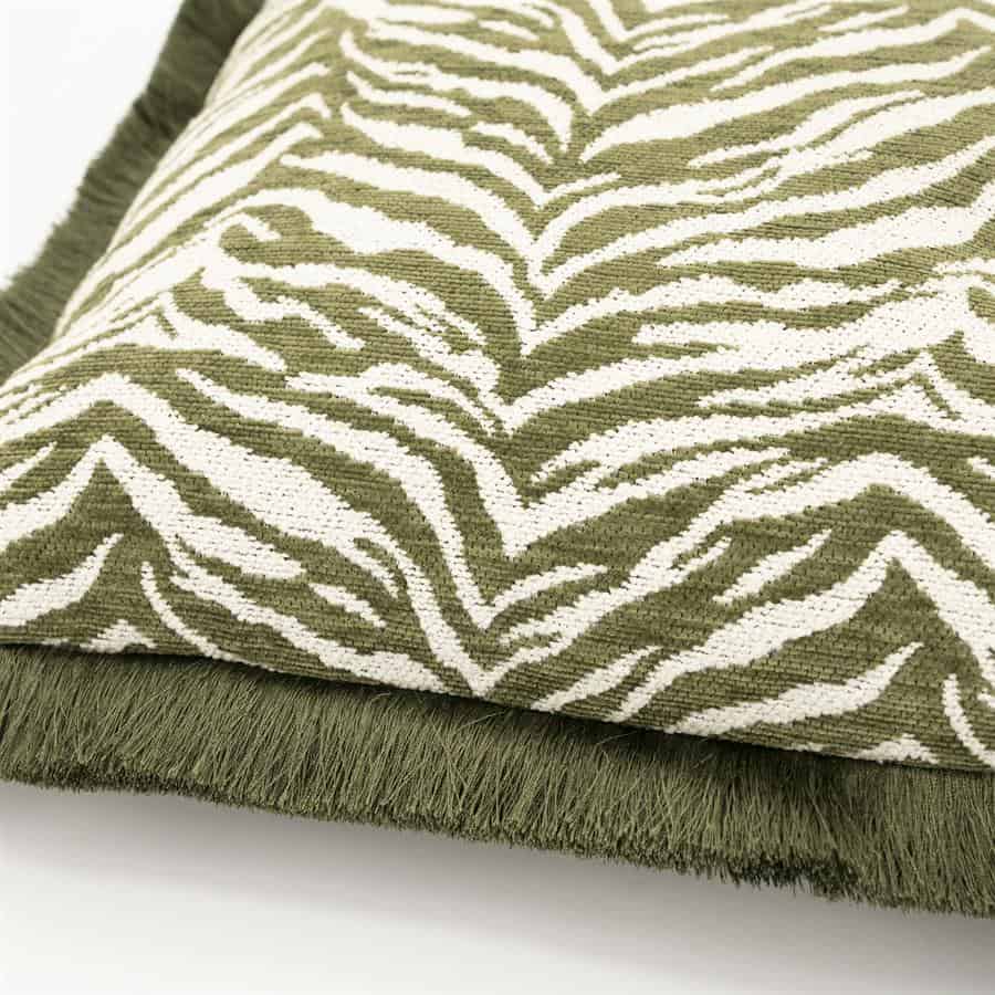 Zebraprint sierkussen met groene en witte kleuren, prachtig gevlochten textuur, perfect voor een stijlvolle en comfortabele zithoek.