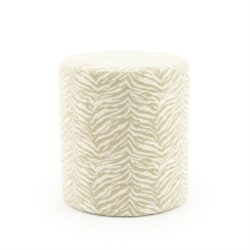 Zebra print stoffen poef in beige en wit, ontworpen door Mokana Meubelen, veelzijdige decoratie voor woonkamer of slaapkamer voor stijlvol comfort.