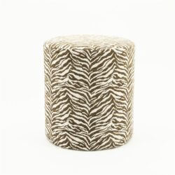 Zebra print poef, ronde poef met dierenprint, luxe garderobe accessoires voor woonkamer en slaapkamer, Mokana meubelen uniek design, moderne en stijlvolle meubelstukken.