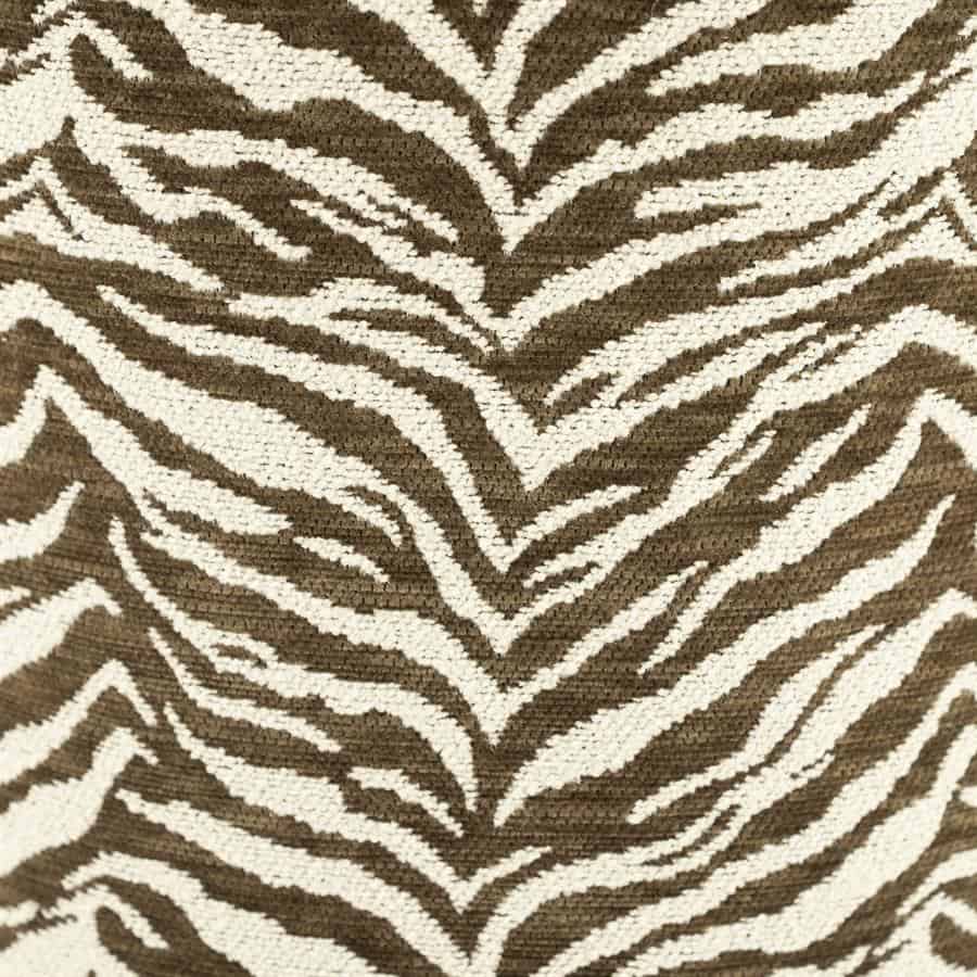 Zebra print tapijt in bruin en wit, ideaal voor stijlvolle woon- en slaapkamer interieurs.