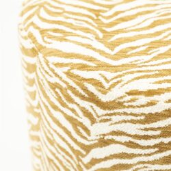 Rug met zebra print in beige en wit, afkomstig van Mokana Meubelen, perfect voor een stijlvolle en natuurlijke interieurafwerking.