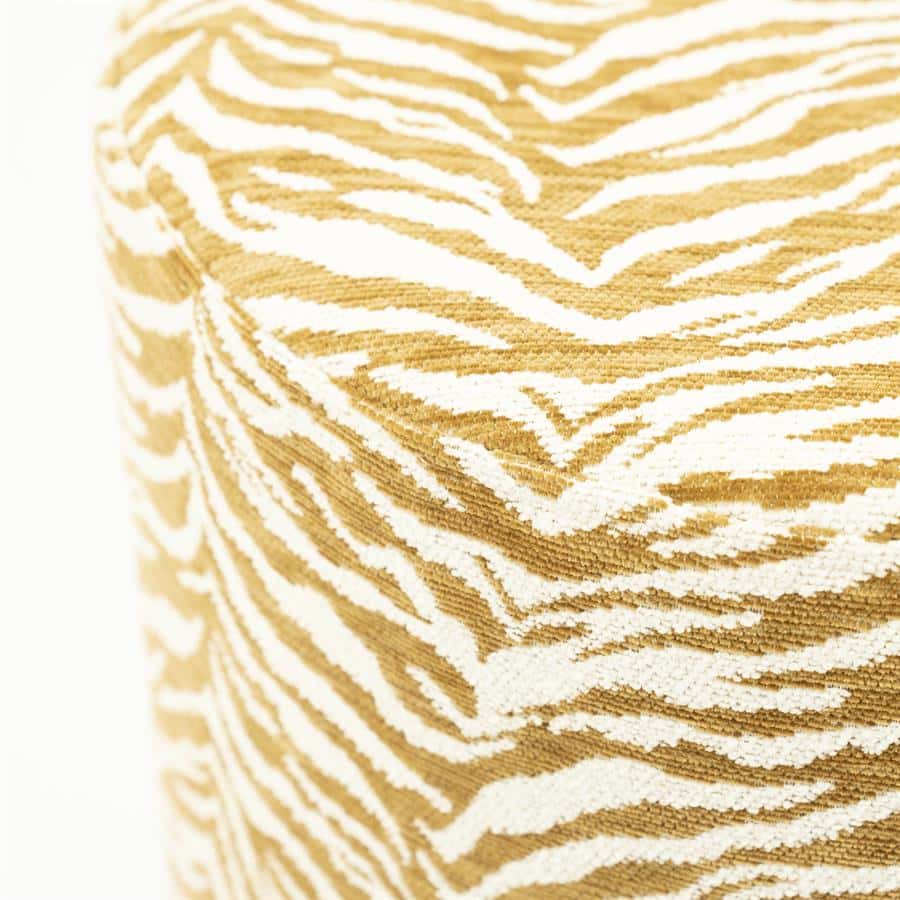 Rug met zebra print in beige en wit, afkomstig van Mokana Meubelen, perfect voor een stijlvolle en natuurlijke interieurafwerking.
