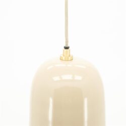 Metalen hanglamp met goudkleurige afwerking en een wit glazen kap, stijlvol en elegant voor modern interieur.