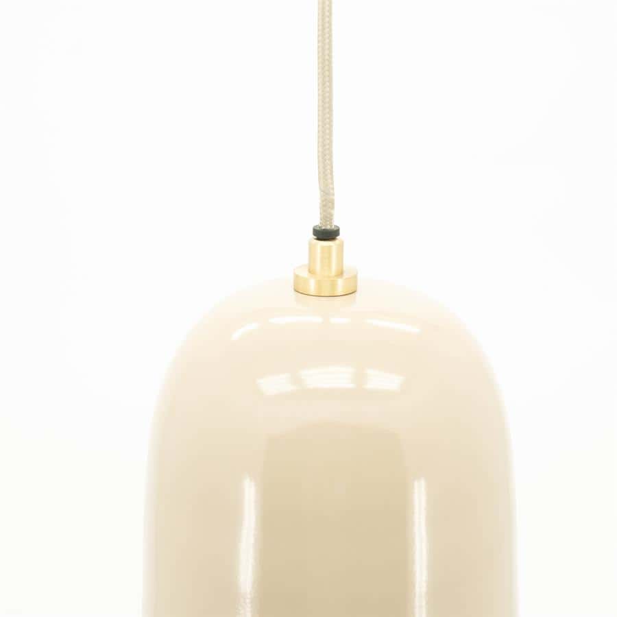 Metalen hanglamp met goudkleurige afwerking en een wit glazen kap, stijlvol en elegant voor modern interieur.