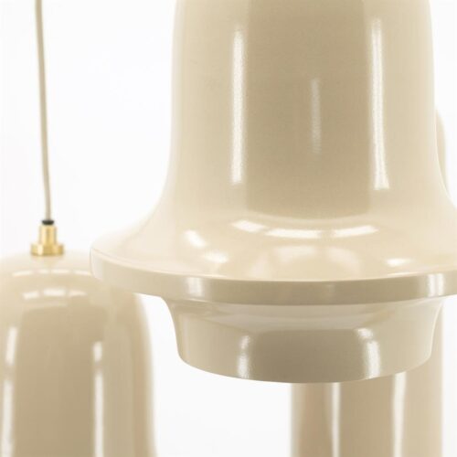 Vloerlampe met witte lamphuis en gouden details, modern en elegant design voor woonkamer of slaapkamer.