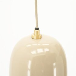 Elegant beige hanglamp met goudkleurige fitting, modern design, geschikt voor woonkamer of eetkamer, hoogwaardige afwerking, stijlvol en functioneel verlichtingselement voor interieur.