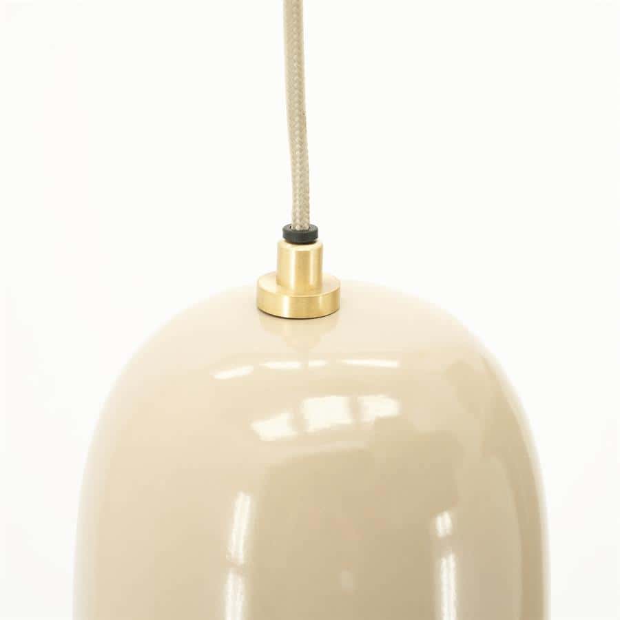Elegant beige hanglamp met goudkleurige fitting, modern design, geschikt voor woonkamer of eetkamer, hoogwaardige afwerking, stijlvol en functioneel verlichtingselement voor interieur.