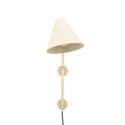 Verlichte wandlamp met beige lampenkap en zwarte kabel, modern en minimalistisch ontwerp, geschikt voor landelijke en Scandinavische interieurs.