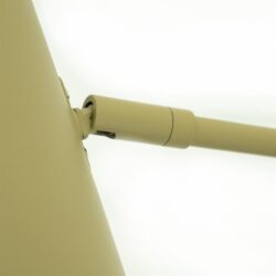 Hoogwaardige bijpassende muur en meubels in moderne kleur geel, minimalistische en strakke ontwerpstijl voor woon- of kantoorruimte.