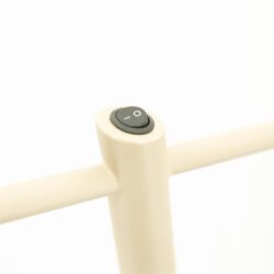 - Kleine witte tafel met draaiknop voor verstelbaarheid, modern meubelontwerp.
