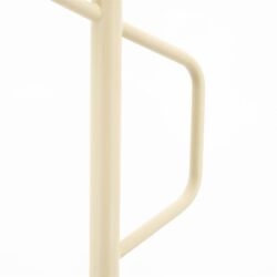 Metaalframe stoel, minimalistisch modern design, crème witte afwerking, stevige constructie, geschikt voor woonkamer of kantoor.