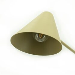 Geel metalen vloerlamp met conische lampenkap, modern industrieel interieur accessoire.
