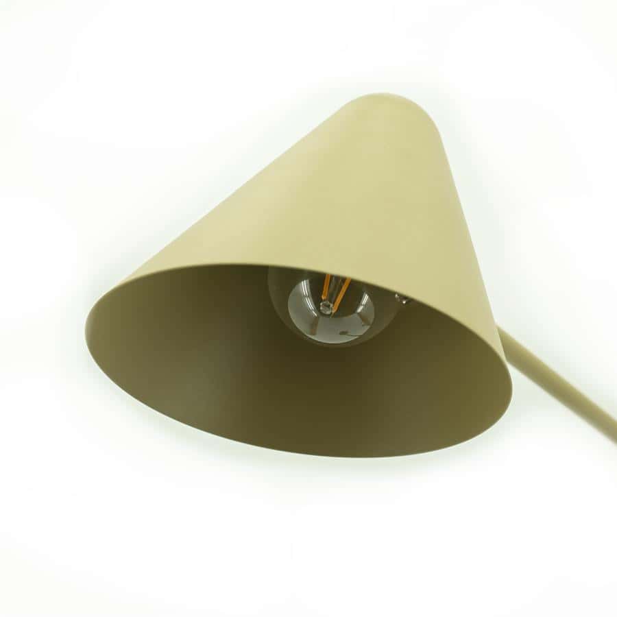 Geel metalen vloerlamp met conische lampenkap, modern industrieel interieur accessoire.