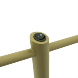 Knop voor lampen of apparaten op meubelstuk in beige, gedetailleerde close-up, modern design, functioneel, Mokana Meubelen, minimalistisch meubelaccessoire, kwaliteit hout en afwerking, perfecte toevoeging voor modern interieur.