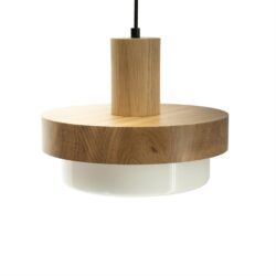 Houten hanglamp met modern design, perfect voor een Scandinavisch interieur.
