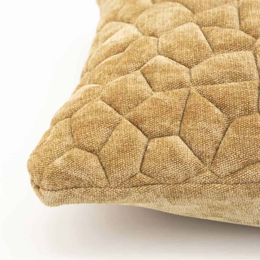 Kussen met geometrisch patroon in neutrale beige tint, perfect voor modern interieurdesign.