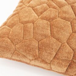 Hokkaido Bank, Bot, Oranje, Velvet, Kussen, Stijlvol, Mooie kwaliteit, Mokana meubelen, Scandinavisch interieur, comfortabele zitkussen, design accessoire, zachte textuur, warme kleur, modern woonaccessoire, duurzame materialen, elegant en functioneel, landelijke styling, comfort en design.