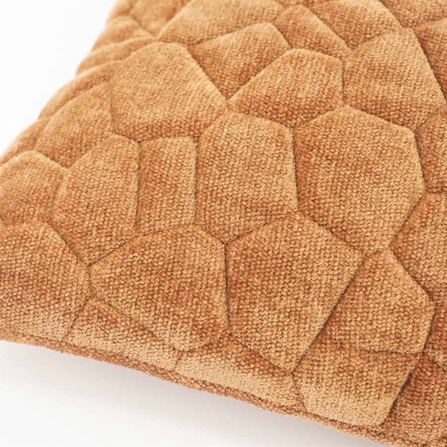 Hokkaido Bank, Bot, Oranje, Velvet, Kussen, Stijlvol, Mooie kwaliteit, Mokana meubelen, Scandinavisch interieur, comfortabele zitkussen, design accessoire, zachte textuur, warme kleur, modern woonaccessoire, duurzame materialen, elegant en functioneel, landelijke styling, comfort en design.