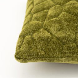 Groen gestikte lapel bankkussen met textuur en patroon, stof en comfort.