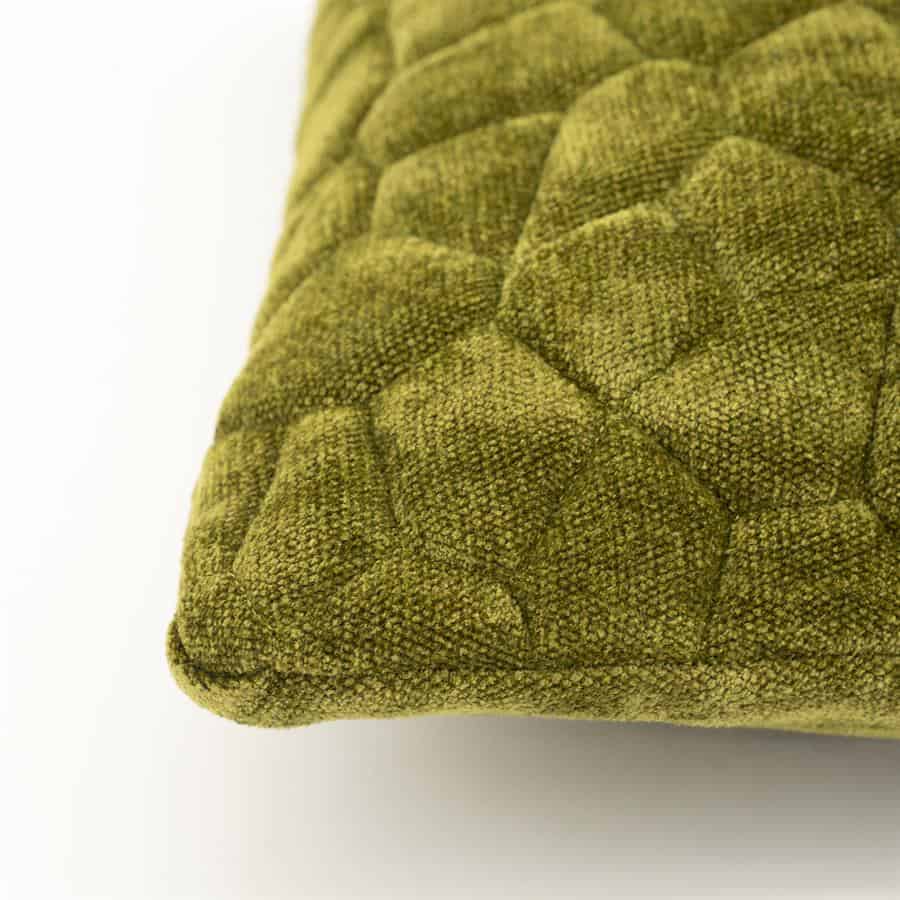 Groen gestikte lapel bankkussen met textuur en patroon, stof en comfort.