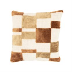 Kussen met geometrisch patroon in earthy tinten, perfect voor modern interieurdesign.