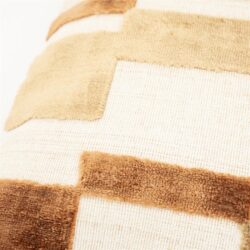 Zachte servet in beige en bruintinten met geometrisch patroon, passend voor hotel, keuken of als decoratief accessoire.