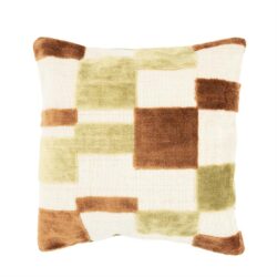 Kussen met geometrisch patroon in beige, bruin en groen, passend bij moderne en retro interieurstijlen.