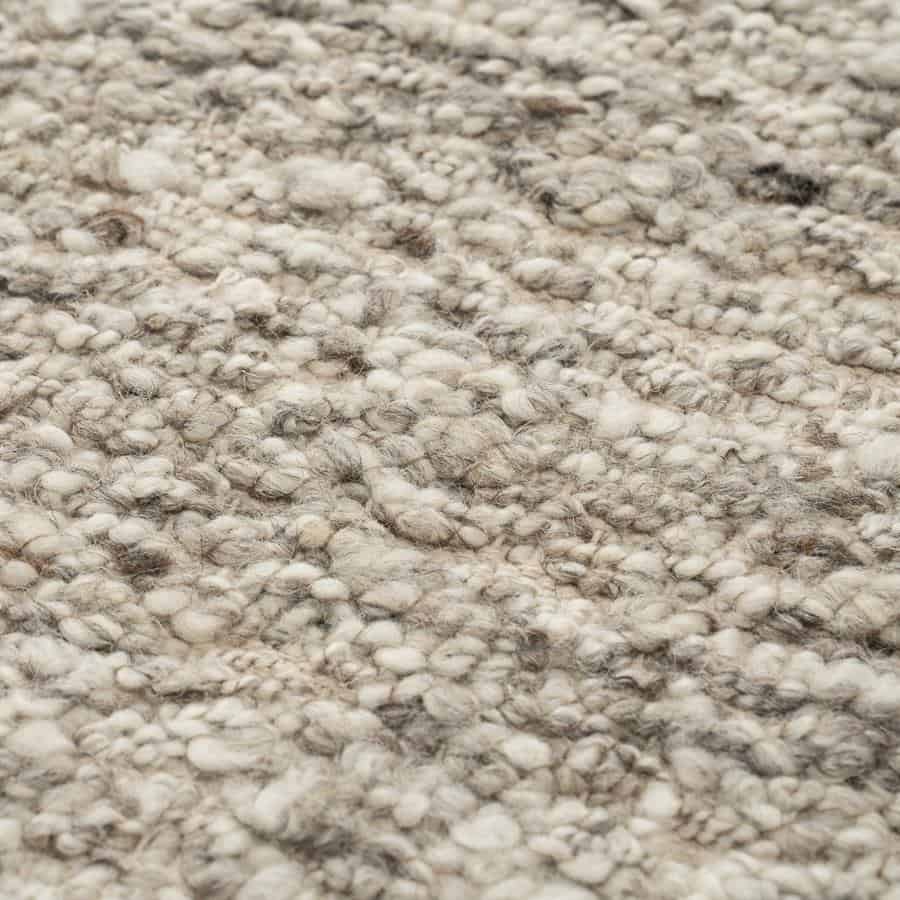 Zeepharige stoffen met textuur en natuurlijke tinten, passend bij modern en rustiek interieur, perfect voor meubelbekleding en vloerbedekking.