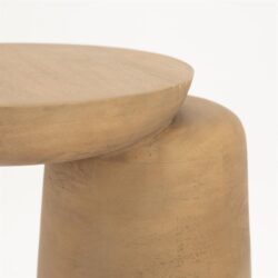 Minimalistisch houten tafel met uniek design, perfect voor modern interieur en woonkamer. Gemaakt van duurzame materialen, ideaal voor gezellige en stijlvolle ruimtes.