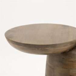 Afbeelding van een rond houten bijzettafeltje met een natuurlijke afwerking, perfect voor modern en landelijk interieur. Mokana Meubelen biedt hoogwaardige houten meubelen voor elke woonkamer.