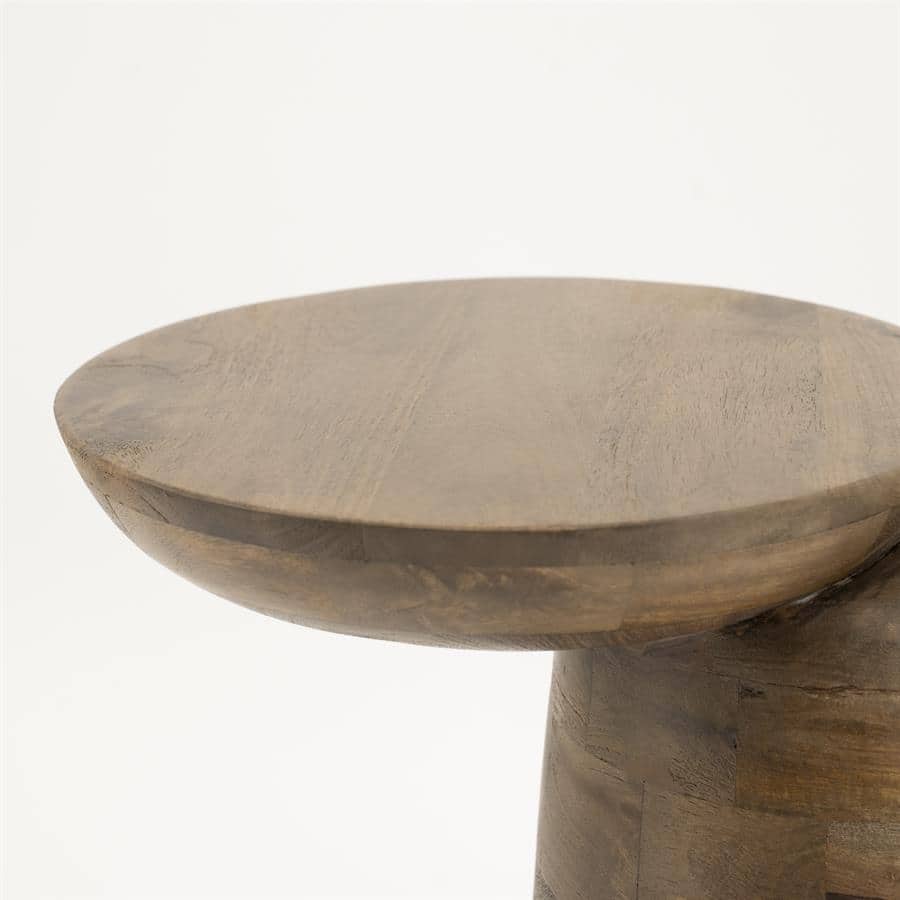 Afbeelding van een rond houten bijzettafeltje met een natuurlijke afwerking, perfect voor modern en landelijk interieur. Mokana Meubelen biedt hoogwaardige houten meubelen voor elke woonkamer.