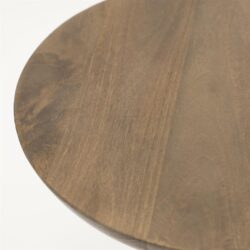 Eikenhouten tafelblad met natuurlijke afwerking, modern meubelstuk voor een warme uitstraling.