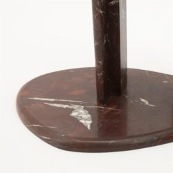 Robuuste basis van marmeren tafel met bruin en witte aders, elegant en duurzaam.