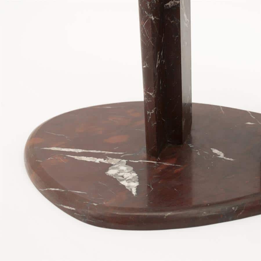 Robuuste basis van marmeren tafel met bruin en witte aders, elegant en duurzaam.