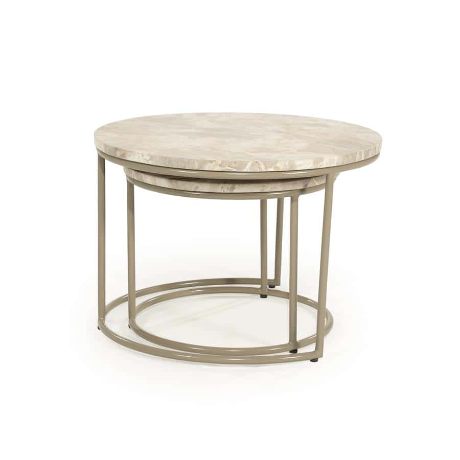 Elegante set van twee bijzettafels met marmeren bladen en metalen frame, modern design geschikt voor woonkamer of salon.