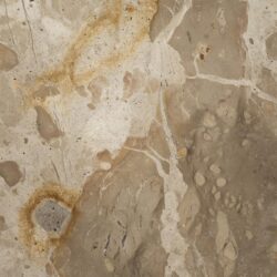 Natuurlijke marmerlook tegels met beige, crème en bruine tinten, perfect voor een luxe interieurdesign.