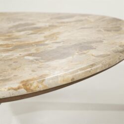 Vloer van marmer met beige, crème en lichte bruintonen, perfect voor meubelaccenten in modern en klassiek interieur.