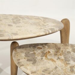 Marmeren salontafel met houten poten, elegante en duurzame furniture van Mokana Meubelen, perfect voor een stijlvol interieur.