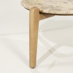 Ronde tafel met marmeren blad en houten poot, luxe meubelstuk voor eet- of woonkamer. Perfect voor modern interieur met natuurlijke materialen en elegante uitstraling.