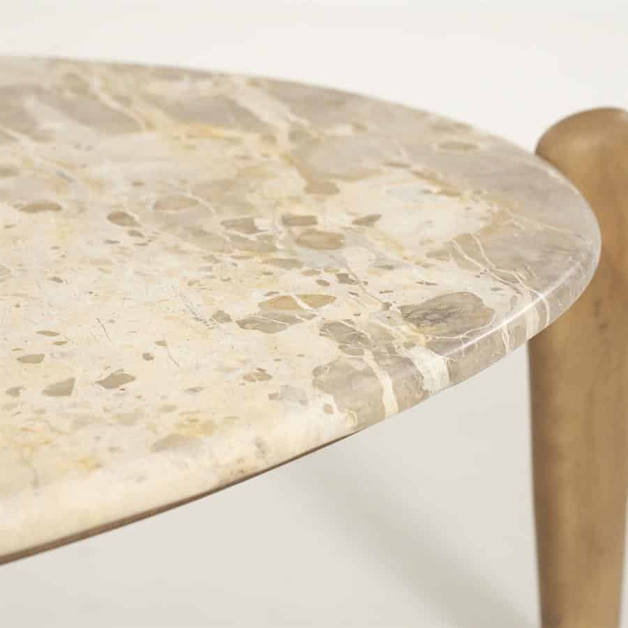 Elegante tafel met gepolijst marmeren blad en houten poot, perfect voor een stijlvolle eetkamer of woonkamer. Crafted door Mokana Meubelen, combining natuurlijke materialen voor een tijdloze look.