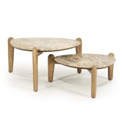 Elegante set van twee bijzettafels met marmeren bladen en afgeronde houten poten, perfect voor modern en stijlvol interieur.