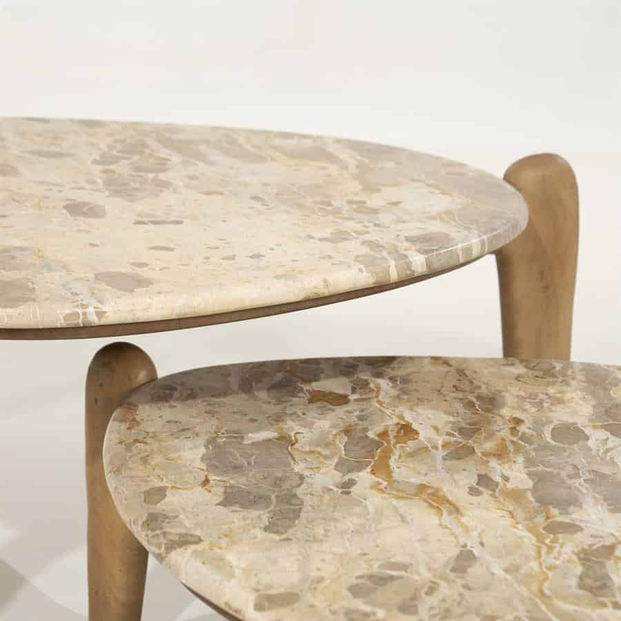 Elegante ronde eettafel met marmeren blad en houten poot, tijdloze design en luxe uitstraling, perfect voor moderne interieurs.