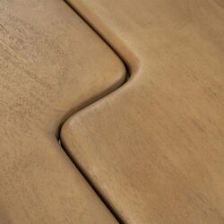 Agespelde houten meubelrand, moderne houten afwerking en details, in hoogdetail, natuurhout, vakmanschap, meubelontwerp, Mokana Meubelen, kwaliteitshoutmeubel, elegant design, houten meubelstuk, houtbewerking, natuurlijke houtstructuur, houten tafelrand, meubelconcept, ambachtelijke meubelmakerij, duurzame houten meubels, moderne designmeubels.